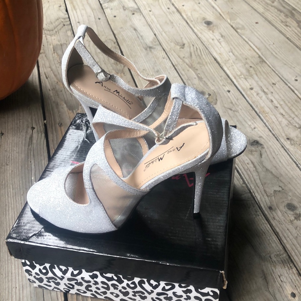 NWOT Silver Sparkle Heels